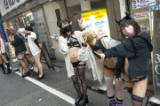 【画像】陽キャの街「歌舞伎町」、コスプレ客引き女が見放題の素晴らしい街だったｗｗｗｗ