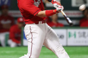 カープ鈴木誠也、代打で2球目を一振りホームラン！試合中のメガネ姿も話題に