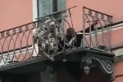 【動画】喧嘩中のカップルさん、バルコニーから共に落下