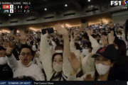 【悲報】昨日のWBC日本戦でゴイゴイスーをして滑ってる津田が映ってしまう
