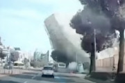 【韓国】これは死ぬ。解体工事中のビルが道路に倒れ込む事故の映像があまりにもひどい。