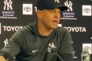 ヤンキース19試合15敗 ブーン監督が会見テーブルを怒りの平手打ち マイクとペットボトルが跳び上がる