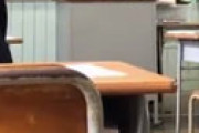 【動画】 授業中に女性教師にとんでもないイタズラ・・ 流出動画に衝撃走る