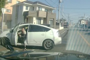【群馬】事故を起こしてプリウスを乗り捨てて逃げるDQN二人組がはっきりと映ったドラレコ映像。