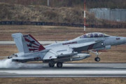 韓国人「韓国人が激怒！」米軍戦闘機の尾翼に戦犯旭日旗！南シナ海演習に参加した米軍戦闘機が戦犯旗を部隊マークに使用する　韓国の反応