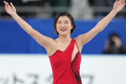 坂本花織、優勝直後にまさかの笑撃行動　カナダ選手の背後で…海外反響「いたずらの女王よ」