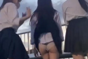 【悲報】女子高生さん、ノリで友達のパンツをめくった後、SNSでパンチラ投稿してしまう←(動画あり)