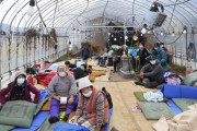 【画像】輪島市、避難所に入り切らない９０代女性をビニールハウスで寝かせる