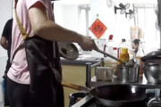 【動画】厨房の事故。料理人が熱々のスープを頭から浴びてしまう。