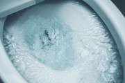 【物議】トイレ交換をしている業者に、子どもたちが「汚ねー」と発言→母「勉強しないとこういう仕事することになっちゃうよ」