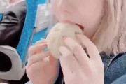 【テロ】HKT48村重杏奈 新幹線車内で551の豚まんを食う【迷惑】
