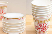 まだ食べてないのにいっぱい食べたように見える「カップヌードルの空容器が重なったように見えるフタ」