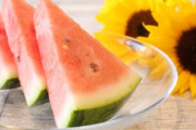 【画像】スイカにレモン汁をつけるとかなり美味しくなる模様ｗｗｗｗ