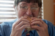 【動画】1972年からビッグマックを食べ続けて3万2000個を突破した男がギネス記録に。