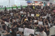 【香港】デモ隊座り込みを再開、出発便が運航停止に…香港国際空港