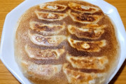 【画像】冷凍餃子「油なし、水なしでおいしく作れます」←嘘やろ