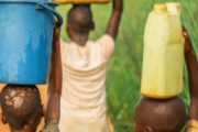 アフリカの子供達「水汲みの往復に毎日何時間もかかる…」←水辺に引っ越さない理由