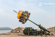 中国陸軍の155mm砲を搭載した新型自走砲や09式122mm装輪自走榴弾砲が模擬海上標的に向けて実弾射撃訓練を実施！