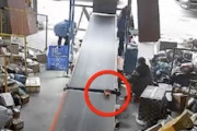 【中国】ベルトコンベアに女性が巻き込まれてしまう事故映像。音量注意。