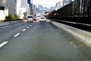 大阪・新御堂筋で道路右側の欄干に接触したバイク乗りが死亡、はずみで50cmの隙間から9m下の空き地に転落