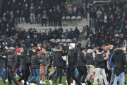 フランスでまたも暴動…パリFCとリヨンのカップ戦で観客がなだれ込み中止に