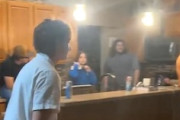 【動画】背中はマズい。リビングでスタントに挑戦した少年が(ﾟoﾟ)