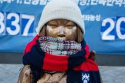 韓国人「捕まえて裁きを！」→少女像に日本ブランドを着せるのは侮辱行為！？【韓国の反応】