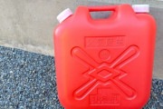 【悲報】灯油ポリタンク、赤じゃない地域もあったwwww