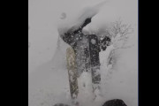 GoProカメラを付けたスキーヤーが北海道で「雪の中にある滝」に落ちる恐怖体験