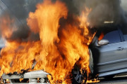 【動画】ロシア人「あっ車が燃えてる！火を消さなきゃ！」→結果ｗｗｗｗｗ