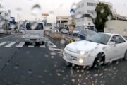 【名古屋】スピン状態の対向車が突っ込んでくるエグい事故が撮影される(@_@;)