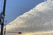 【不安】西日本を中心に空を真っ二つにする謎の雲が出現　大地震の前兆と言われる“地震雲”だと指摘する声も