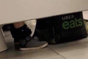 【悲報】ウーバーイーツバッグ床直置き問題、とんでもなく大問題になる