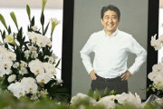 安倍元首相の告別式、霊柩車の周りに集まった人たちが"異様すぎる"と話題に・・・この光景、どう思う？