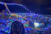 【クリスマス】とんでもなく自己主張の強いクルマが目撃されるw