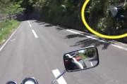 【新潟】落爺注意。バイクで走行中に斜面からおじいさんが落ちてくる車載。