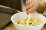 【育児】嫁が子供にうどんしか食べさせないんだが