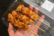 「焼き鳥買ってやる、申し訳ないと思うならもらっておけ、殴るぞ」 ピンク色のマスクの男が男子中学生へ暴言