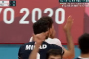 ◆悲報◆五輪バレーボールの主審、イランの選手に囲まれて規定外のビデオチェックをしてしまう(´・ω・｀)