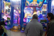 【悲報】近所のゲーセンのメダルゲームコーナー、お年寄りに制圧される