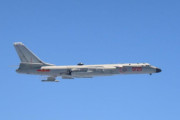 中国軍H-6爆撃機が沖縄付近を2日連続通過、前日と同じルート東シナ海と太平洋を往復飛行…防衛省が意図を分析！