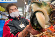 海外「沖縄いいよね！」「海の幸がみんなすごい！」沖縄の魚市場に世界を旅する食レポユーチューバー興奮