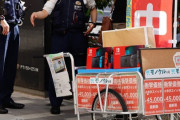 【悲報】アキバでNintendo Switchの路上販売をした転売女さん、警察に囲まれ号泣