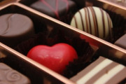 彼女がいる男性に質問です　バレンタインは手作りと市販の美味しいお菓子どっちがうれしい？
