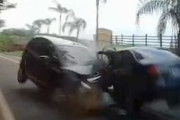 【動画】車線を逸脱した対向車とのエグい正面衝突事故が記録される。