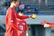 故障者続出の東福岡が4失点で完敗　右足首痛めた段上主将も涙の途中交代　全国高校サッカー