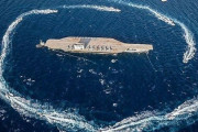 イラン革命防衛隊、米ニミッツ級空母の実物大模型をミサイル攻撃などで爆破…飛行甲板にはダミー戦闘機！