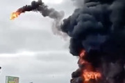 【動画】茨城県結城市の火災で空飛ぶタイヤが撮影される。