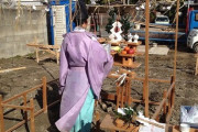 お隣さん、自宅建替えでお祓い。神主さんへのお礼を5円玉一枚放り投げて終了。それを拾わず、二度、音高く手を打って立ち去った神主さん。翌日から現場は大混乱…