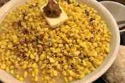 【悲報】北海道外の味噌ラーメン、コーンを盛りまくるらしい